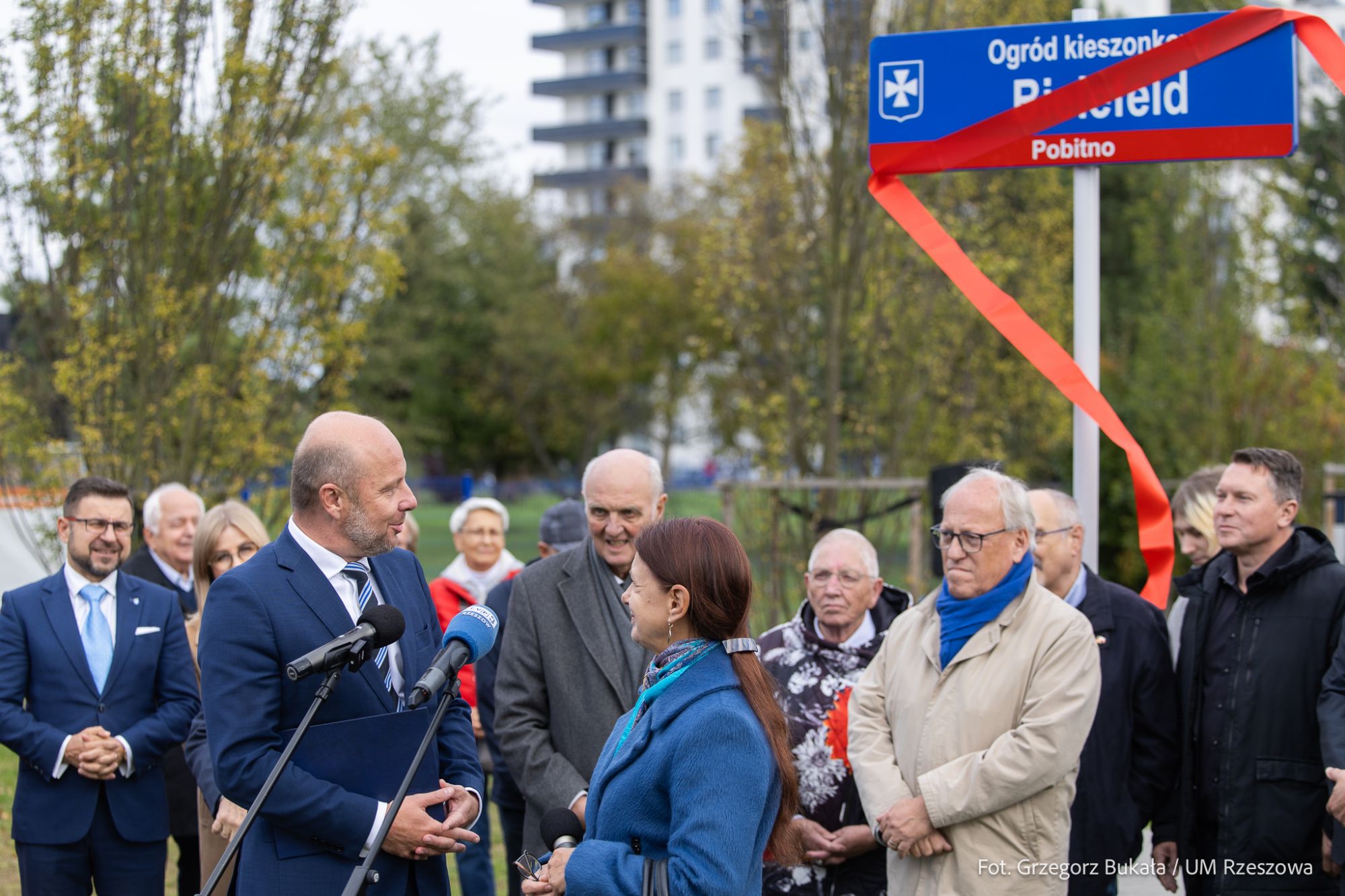 zdjęcie z uroczystego nadania imienia ogrodu kieszonkowego (Bielefeld) przy ul. Kurpiowskiej w Rzeszowie, fot. Grzegorz Bukała, Urząd Miasta Rzeszowa